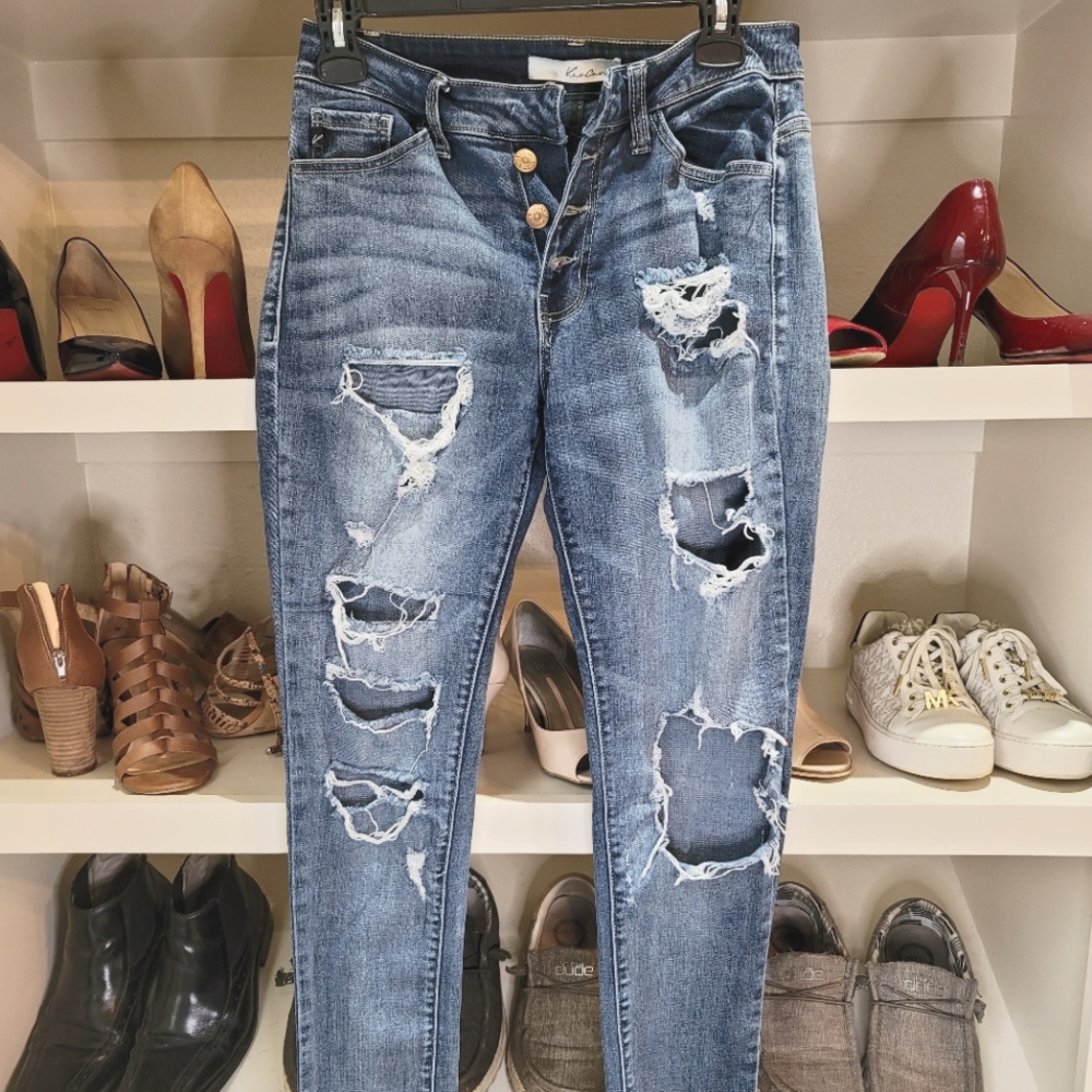 KanCan size 27 ankle distressed raw hem